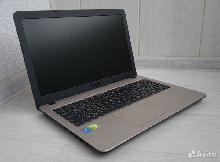 Asus (Pentium N4200, nVidia 920MX, SSD, 8Gb)