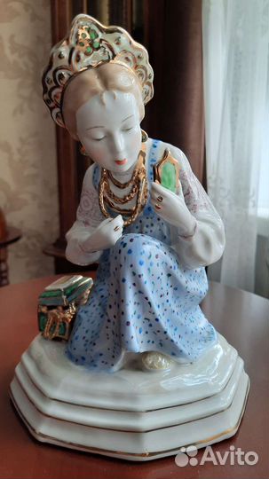 Фарфоровая статуэтка