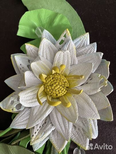 Уникальное колье из кожи с белым цветком