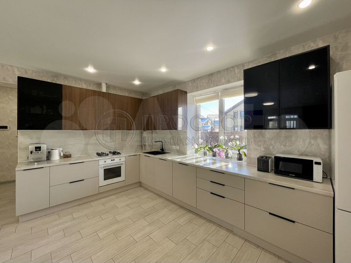 Дом 200,7 м² на участке 8 сот.