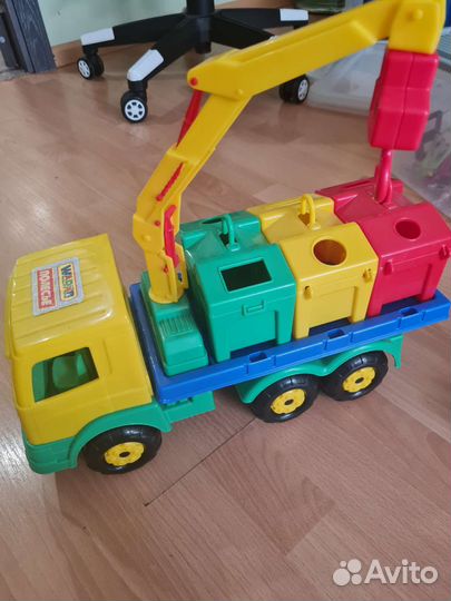 Кран и мусоровоз