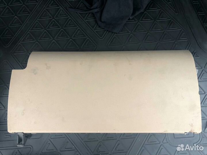 Крышка бардачка бежевый Toyota land cruiser 200