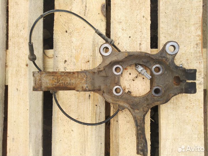 Поворотный кулак передний левый Nissan X-Trail T31