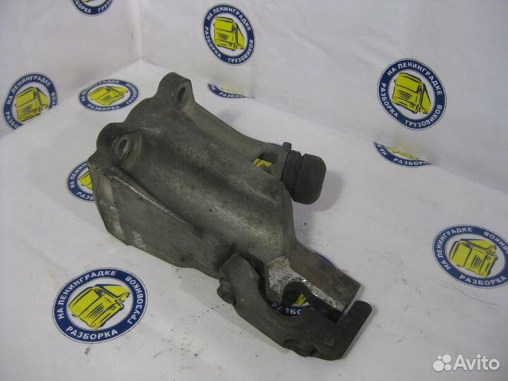 Кронштейн торсиона кабины к раме левый 2405510 sca