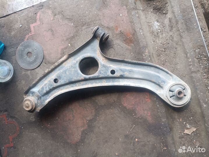 Передний правый рычаг Hyundai Getz