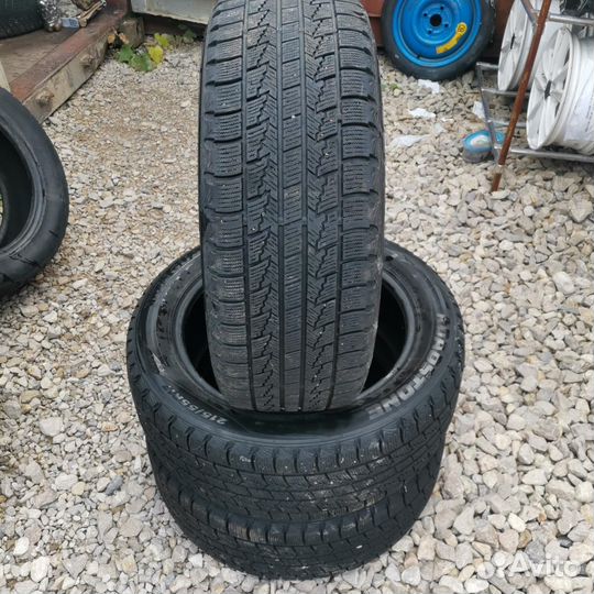 Roadstone Winguard Ice 215/55 R17