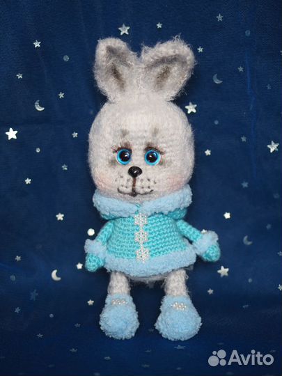 Вязаная игрушка Зайка в шубке