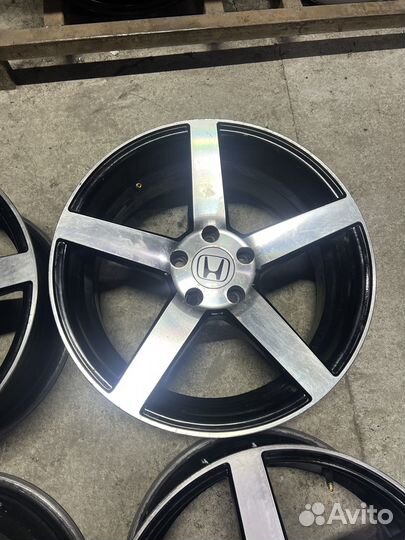 Стильные литые диски Vossen 5x114.3 Цо 67.1 R18