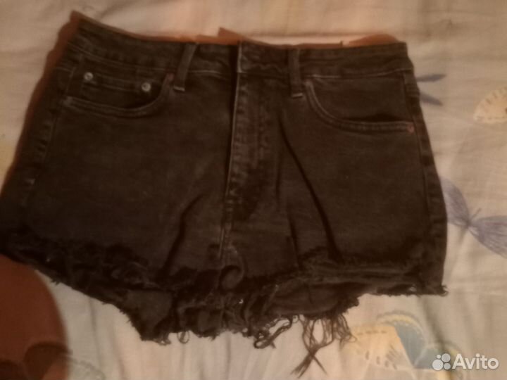 Трое джинсовых шорт