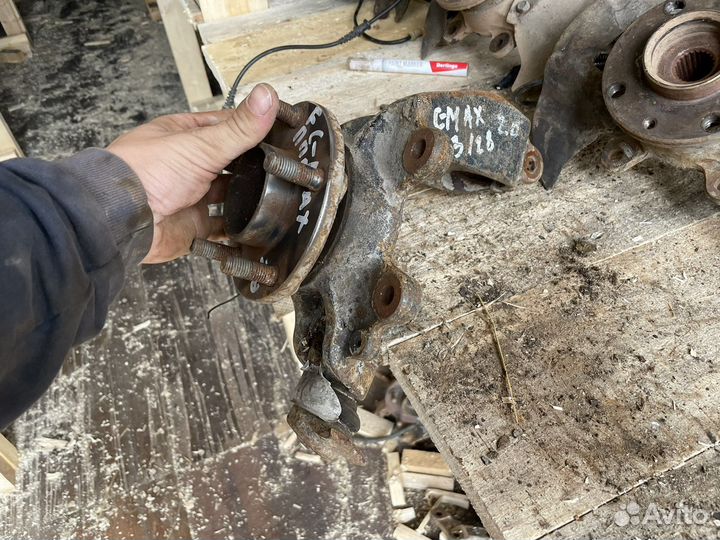 Поворотный кулак правый Ford C-Max