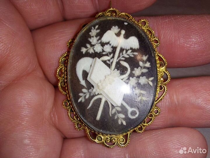 Антикварная золотая брошка. Кадуцей, якорь, книга