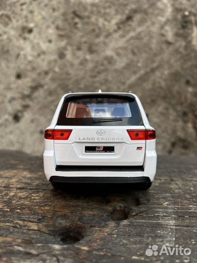 Машинка металлическая Toyota Land Cruiser 300