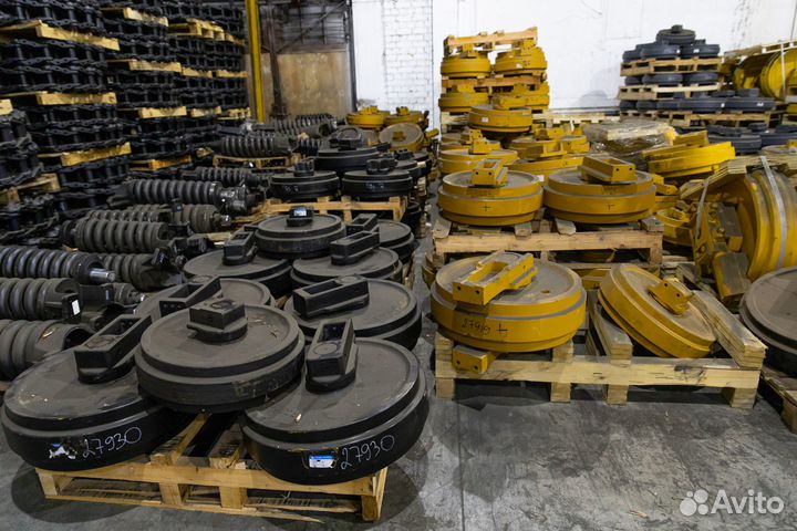 Колесо направляющее 81E8-2004 (9 серия) R320LC-3 ск