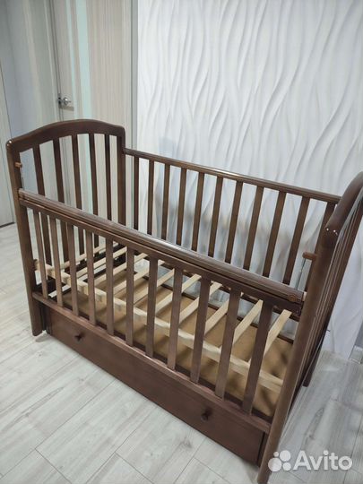 Детская кроватка с продольным маятником и ящиком