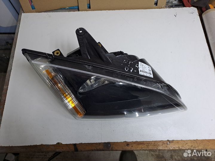 Фара передняя правая Ford Focus 2 оригинал