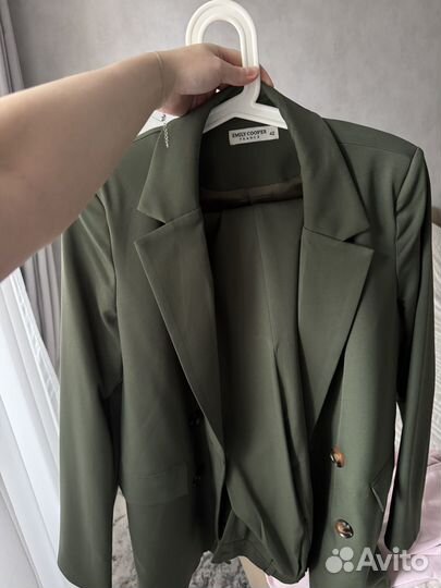 Костюм брючный зеленый двойка 42
