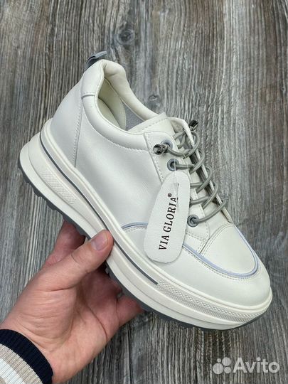 Кроссовки женские