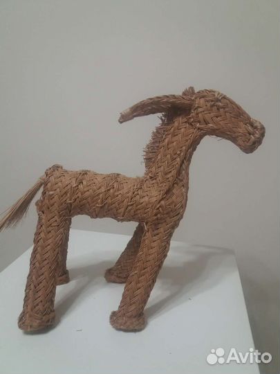 Ослик плетеный из соломы