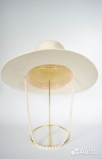 Женская белая шляпа с жемчугом