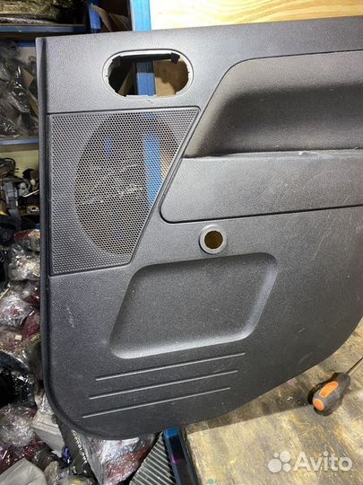 Обшивка задней правой двери Ford Fusion 79069