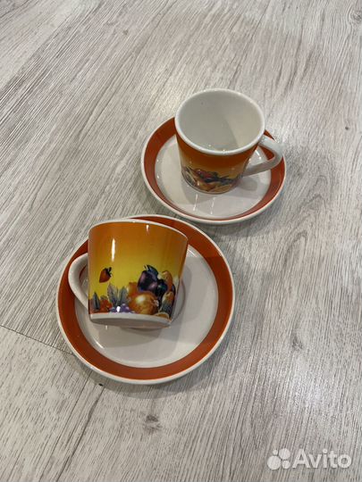 Кофейные чашки с блюдцами