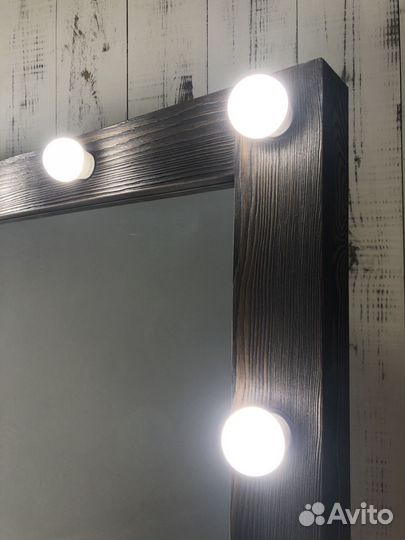 Гримерное зеркало с лампочками