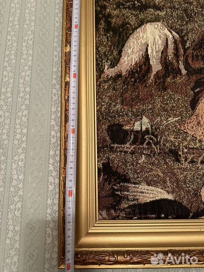 Картина охотники на привале из гобелена и цветы