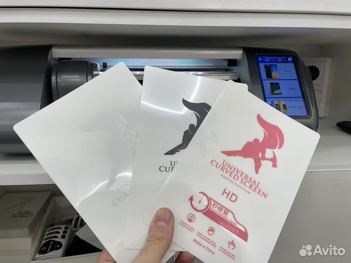 Поклейка гидрогелевой плёнки на смартфон