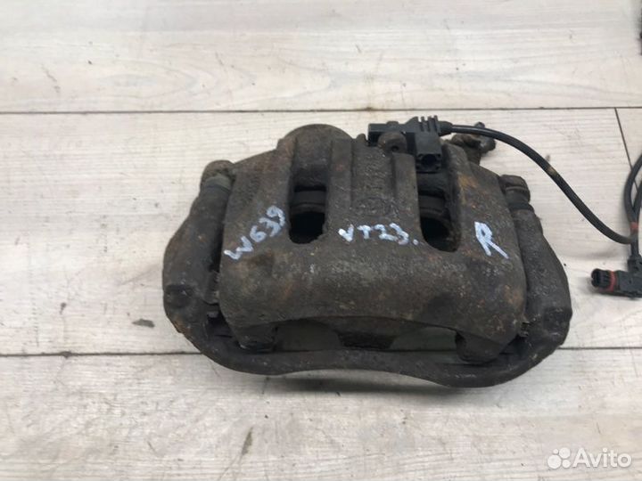 Тормозной суппорт передний правый Mercedes Vito