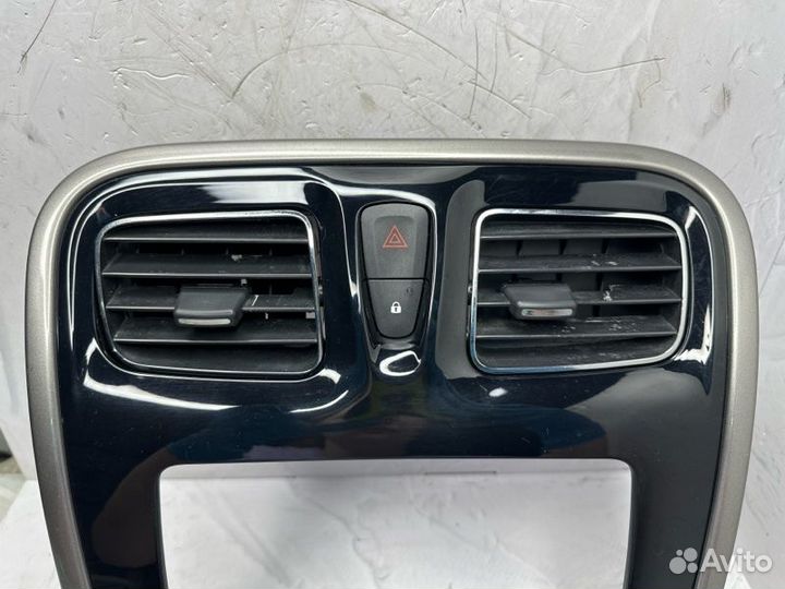 Рамка магнитолы Renault Sandero 5S H4M 2021