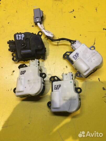 Моторчик заслонки отопителя Ford Explorer 5 2010–2