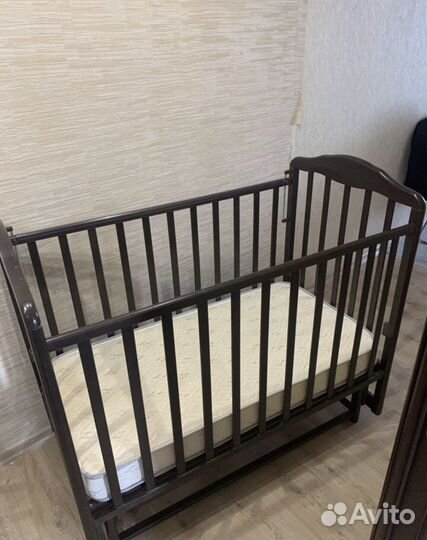 Детская кроватка с поперечным маятником и матрацем