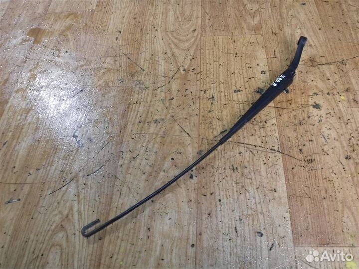 Поводок стеклоочистителя передний правый Volvo S8