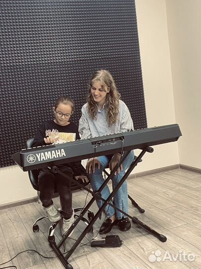 Уроки вокала и игры на синтезаторе