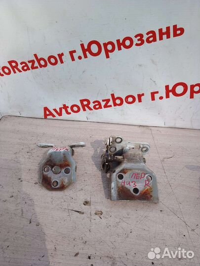 Петли передней двери Nissan Vanette SK82