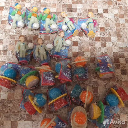 Фигурки космонавтов и планет