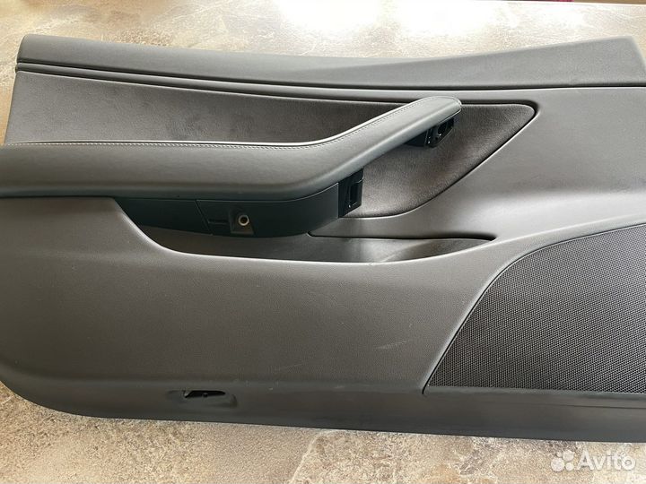 Обшивка двери передней левой Tesla Model 3