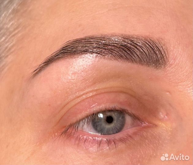 Модель на брови