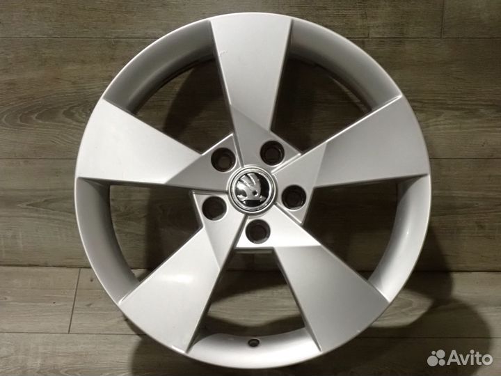 Комплект оригинальных R17 дисков Skoda Octavia A7