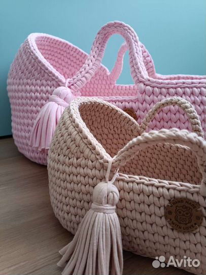 Кукольная люлька-кроватка вязаная