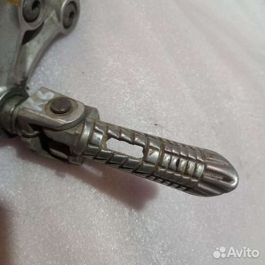 Подножка правая передняя Suzuki gsxr 600/750 06-07