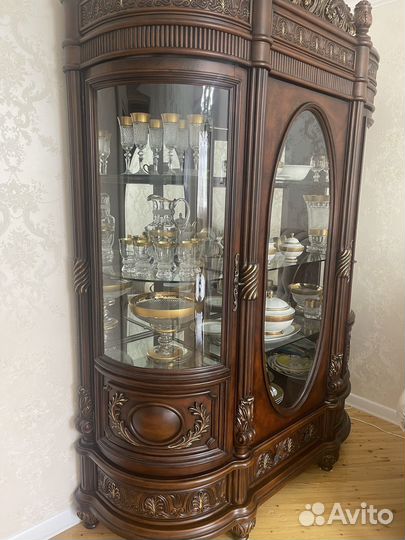 Горка, витрина для посуды