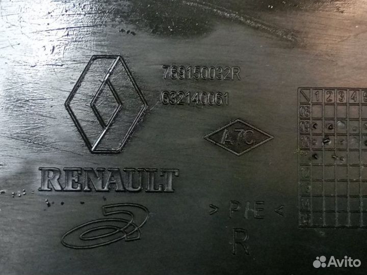 Обшивка стойки правая Renault Fluence L30R 2010