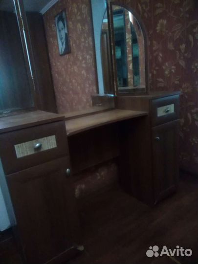 Трюмо с зеркалом