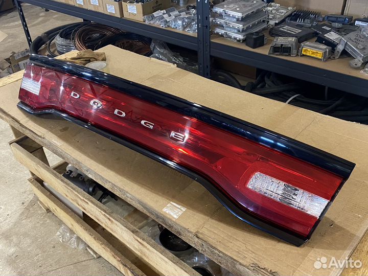 Фонарь крышки багажника dodge charger 10-14