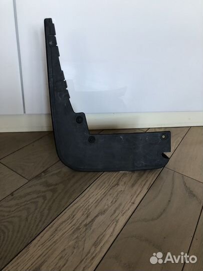 Брызговик задний правый на w221
