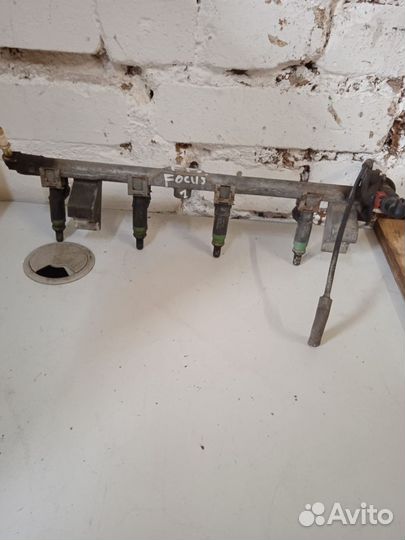 Топливная рампа с форсунками Ford Focus 1