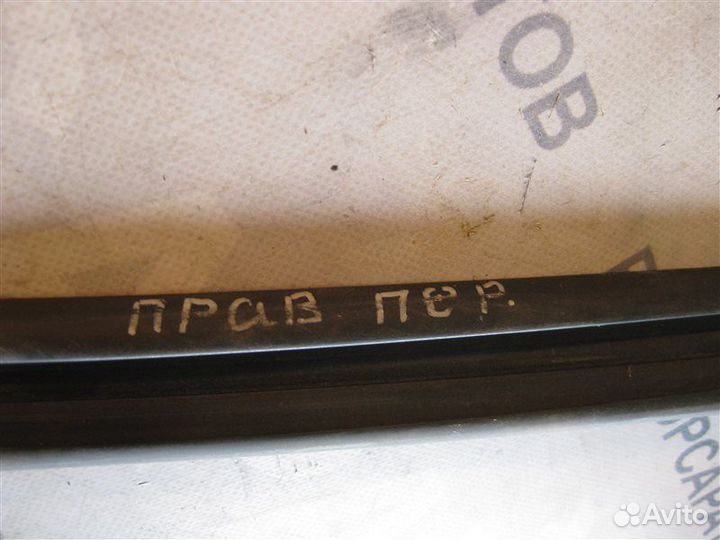 Уплотнитель стекла двери передний правый Nissan