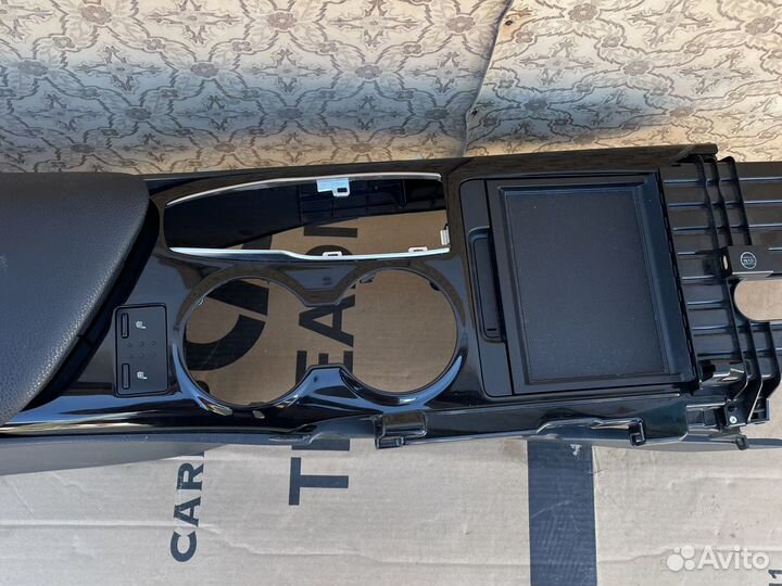 Toyota Camry v70 Консоль