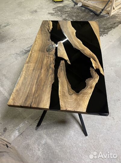 Стол из слэба и смолы / Стол из массива